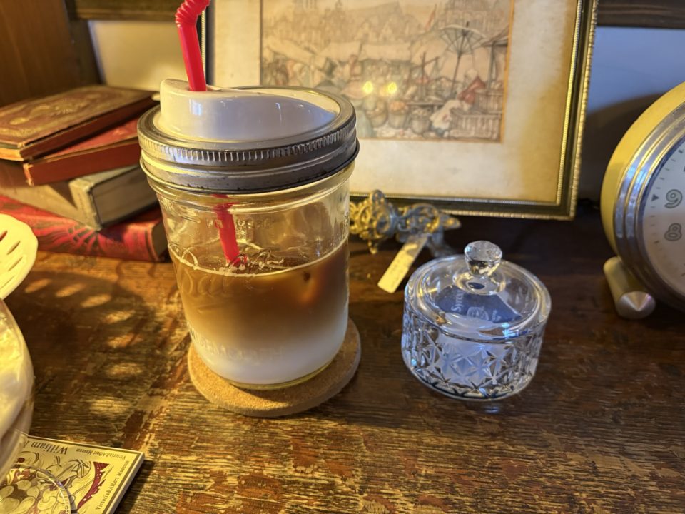 期間限定メニュー 桜のティラミス&カーネーションのティラミス/Antique&Cafe TiTi(アンティーク&カフェ ティティ)@宮城県仙台市 ケーキ 桜スイーツ アンティークショップ併設 蔵 ケーキ 写真