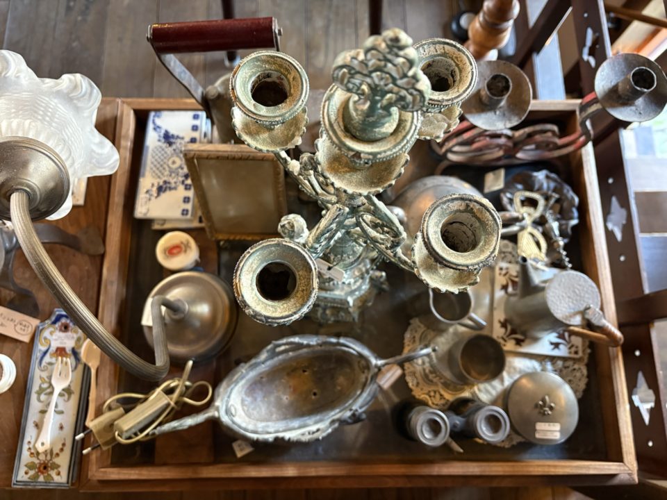 期間限定メニュー 桜のティラミス&カーネーションのティラミス/Antique&Cafe TiTi(アンティーク&カフェ ティティ)@宮城県仙台市 ケーキ 桜スイーツ アンティークショップ併設 蔵 ケーキ 写真