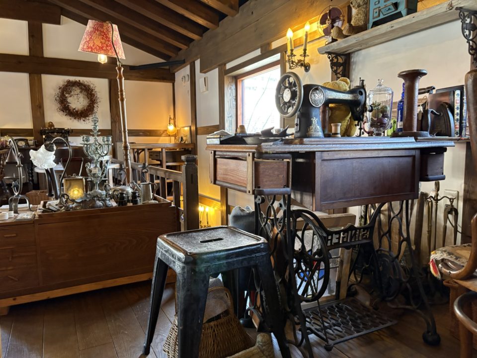 期間限定メニュー 桜のティラミス&カーネーションのティラミス/Antique&Cafe TiTi(アンティーク&カフェ ティティ)@宮城県仙台市 ケーキ 桜スイーツ アンティークショップ併設 蔵 ケーキ 写真