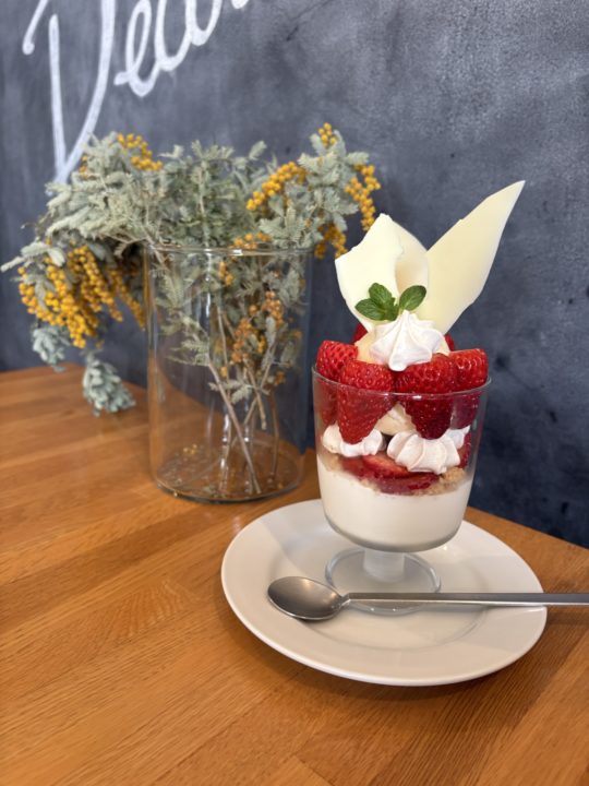 限定メニュー！苺とホワイトチョコのパルフェ・ミートパイのプレート／ククルクク（CUCURUCUCU）@鹿児島県鹿児島市 ランチ 写真