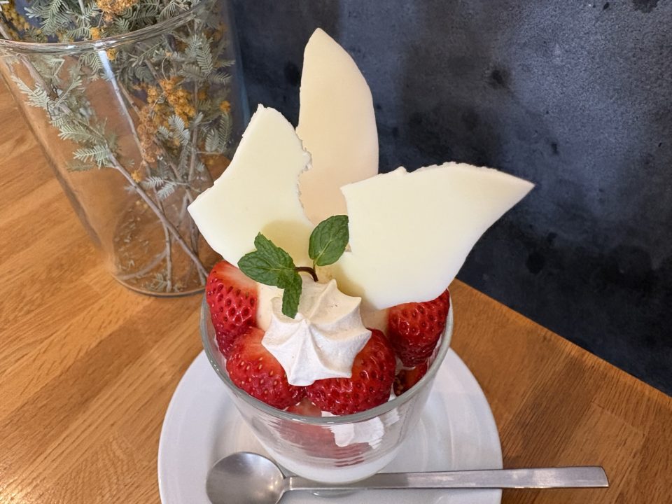 限定メニュー！苺とホワイトチョコのパルフェ・ミートパイのプレート／ククルクク（CUCURUCUCU）@鹿児島県鹿児島市 ランチ 写真