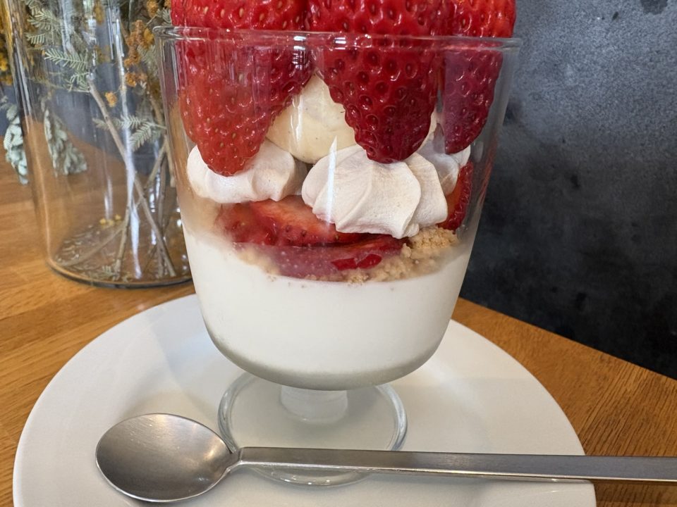 限定メニュー！苺とホワイトチョコのパルフェ・ミートパイのプレート／ククルクク（CUCURUCUCU）@鹿児島県鹿児島市 ランチ 写真