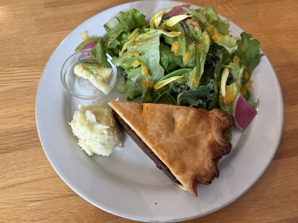 限定メニュー！苺とホワイトチョコのパルフェ・ミートパイのプレート／ククルクク（CUCURUCUCU）@鹿児島県鹿児島市 ランチ 写真