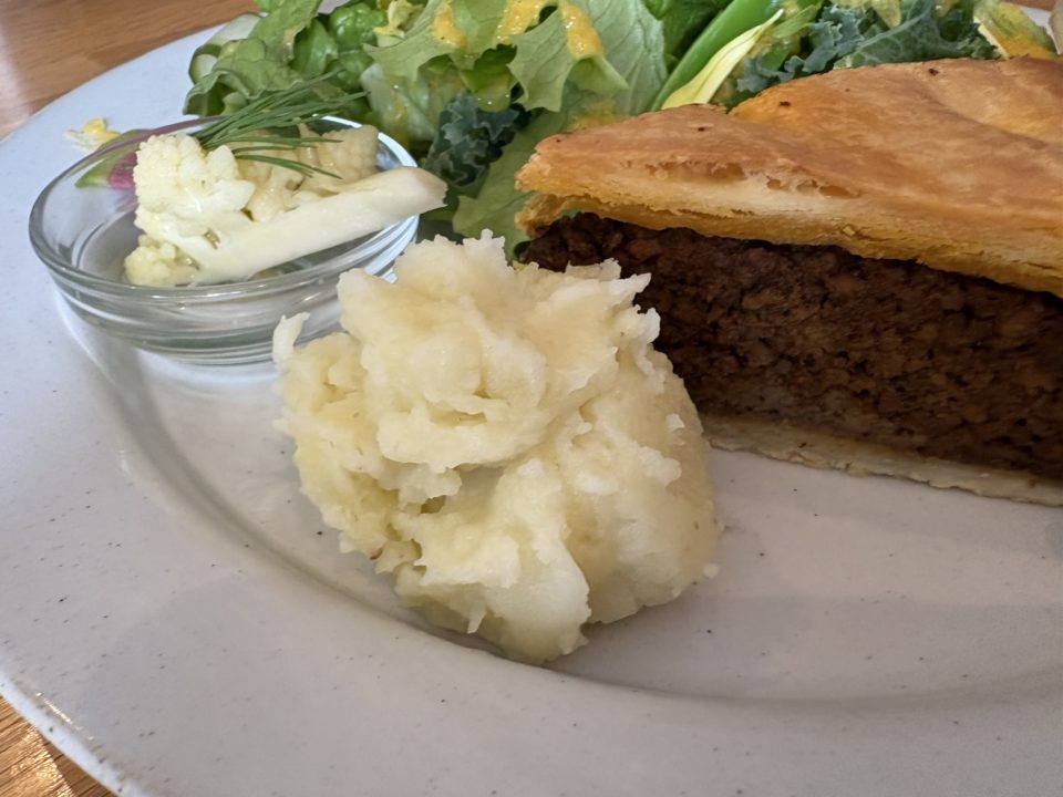 限定メニュー！苺とホワイトチョコのパルフェ・ミートパイのプレート／ククルクク（CUCURUCUCU）@鹿児島県鹿児島市 ランチ 写真