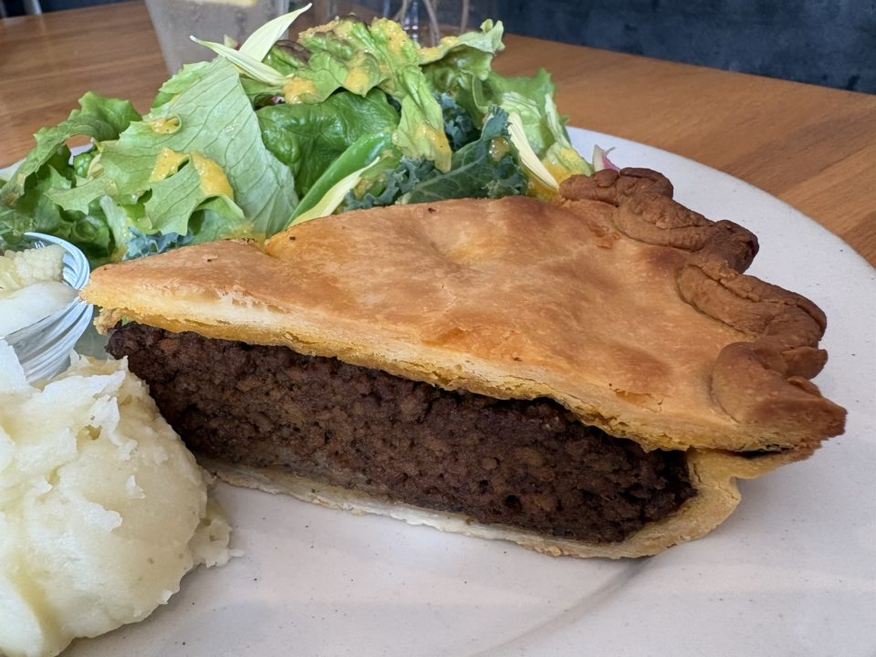 限定メニュー！苺とホワイトチョコのパルフェ・ミートパイのプレート／ククルクク（CUCURUCUCU）@鹿児島県鹿児島市 ランチ 写真
