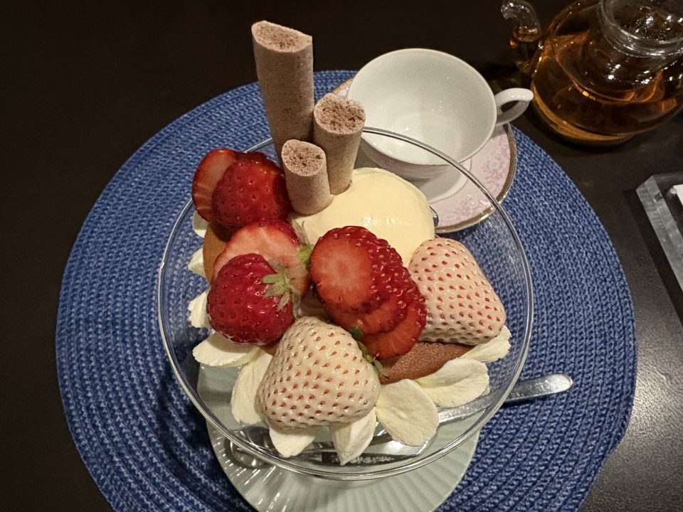 地下のカウンターで芸術的なパフェを楽しむ！Assiette Dessert étonné（アシェット デセール エトネ）宮城県仙台市