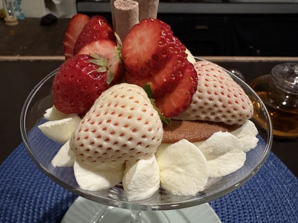 地下のカウンターで芸術的なパフェを楽しむ！Assiette Dessert étonné（アシェット デセール エトネ）宮城県仙台市