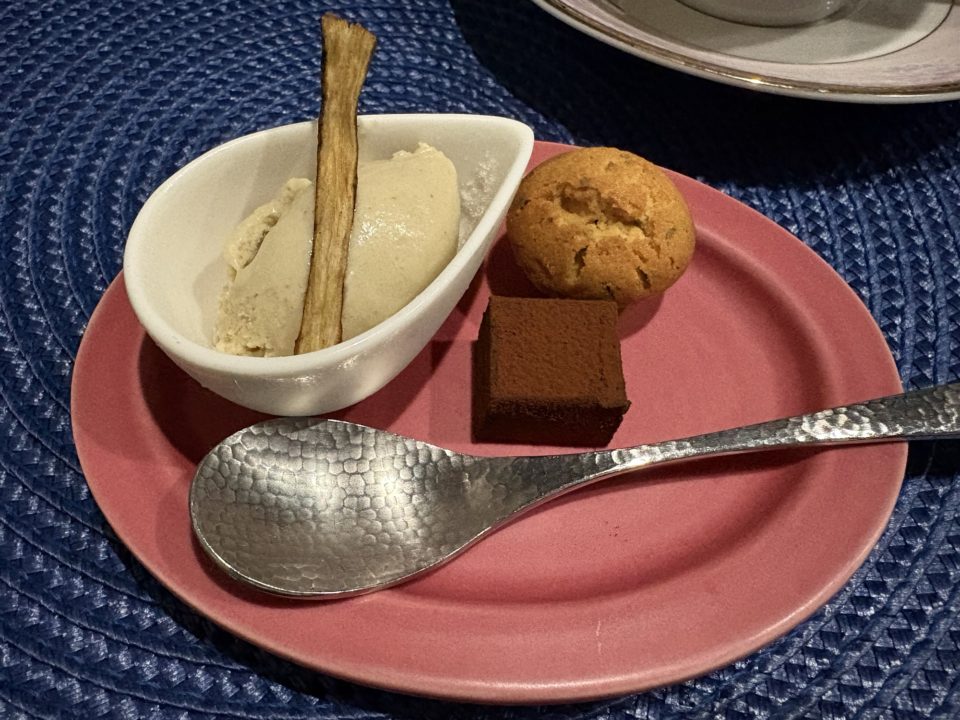 地下のカウンターで芸術的なパフェを楽しむ！Assiette Dessert étonné（アシェット デセール エトネ）宮城県仙台市