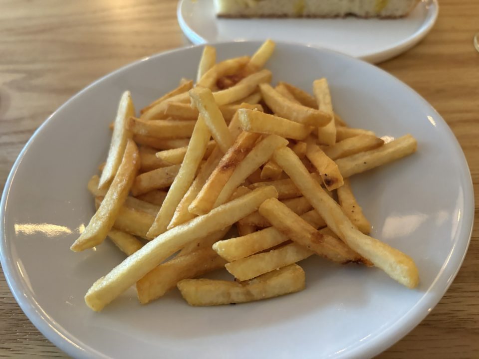 夫もお気に入りの落ち着いたカフェ 大人の空間/フロントーサ(Frontosa)@鹿児島 グラスワイン フォカッチャマルゲリータ たまごサンド ボネ ケーキ スイーツ 3月