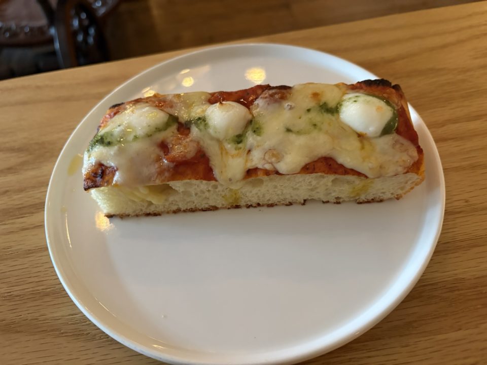 夫もお気に入りの落ち着いたカフェ 大人の空間/フロントーサ(Frontosa)@鹿児島 グラスワイン フォカッチャマルゲリータ たまごサンド ボネ ケーキ スイーツ 3月