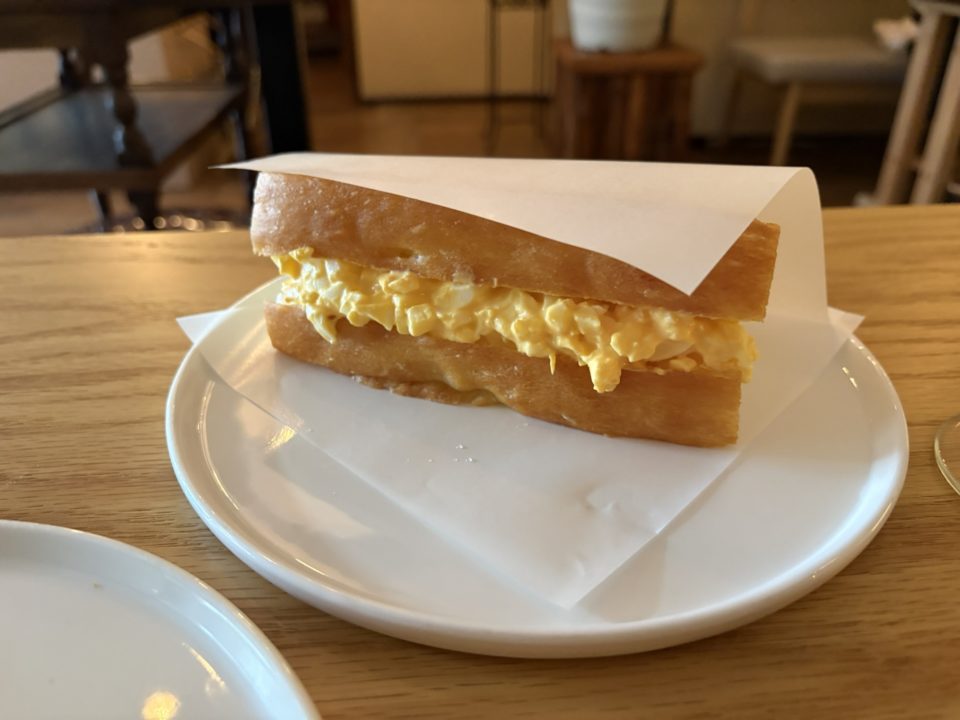 夫もお気に入りの落ち着いたカフェ 大人の空間/フロントーサ(Frontosa)@鹿児島 グラスワイン フォカッチャマルゲリータ たまごサンド ボネ ケーキ スイーツ 3月