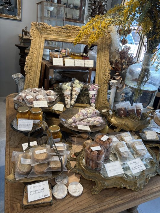 L'atelier à ma façon（ラトリエアマファソン）のテイクアウトスイーツ５選！プレゼント・手土産にも最適！ディアマンSAKURA・和柑橘と桜のパウンドケーキ・ダックワーズ プランタン・メレンゲ（ベルガモットカモミール・ローズフランボワーズ）・パッションフルーツとパイナップルのコンフィチュール