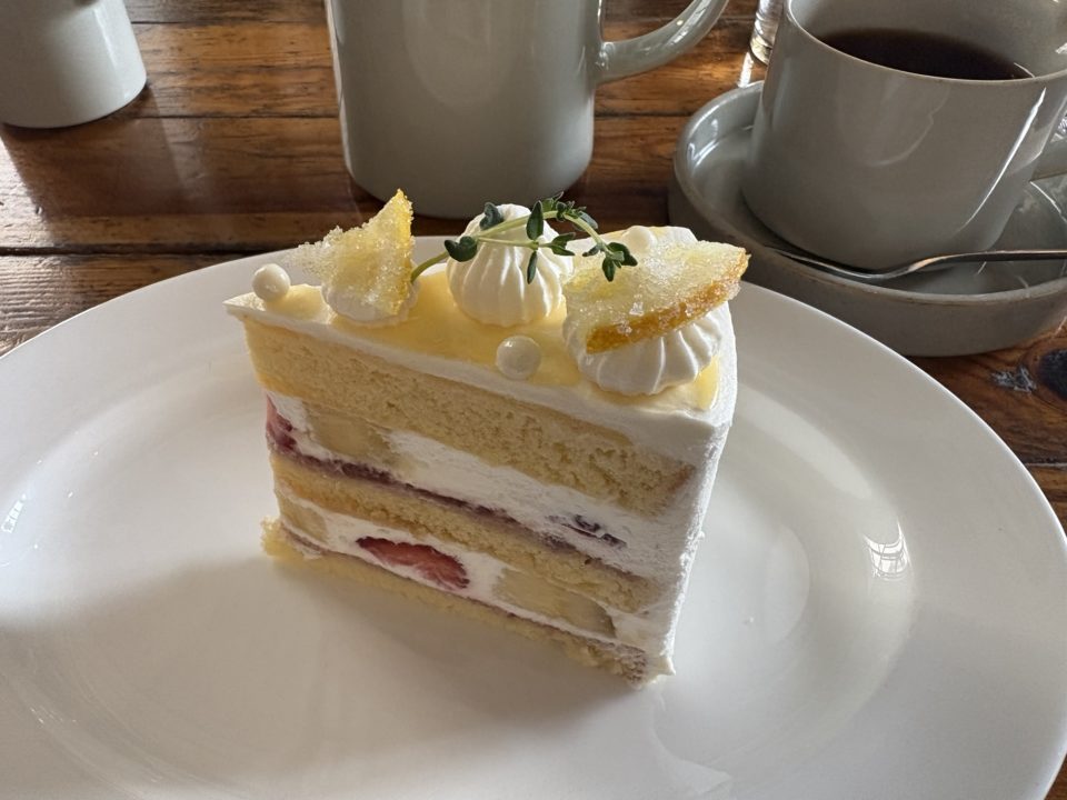 cinq(サンク)北浦和駅からすぐのカフェ オレンジとサワークリームのクラフティ・苺とバナナのレモンショートケーキ・コルタカチャイ/埼玉県さいたま市 4月 スイーツメニュー写真有