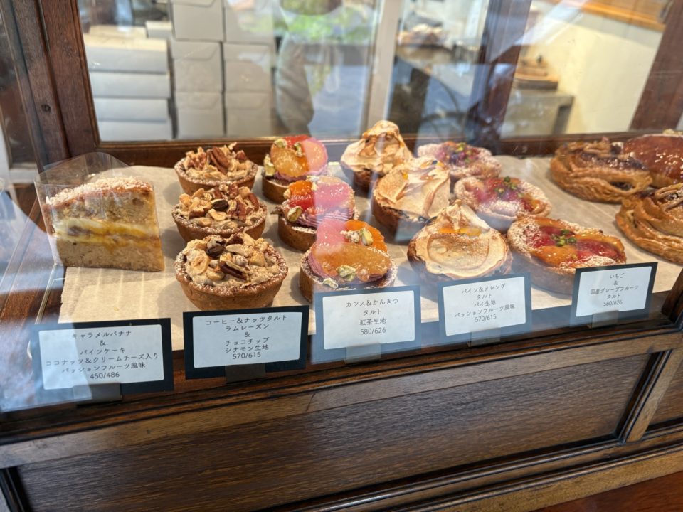 チェリーフランボワーズパイ&キャラメルバナナ&パインケーキ ココナッツ&クリームチーズ入り パッションフルーツ風味/BORTON(ボートン)@東京都国立市 5月 テイクアウトスイーツ